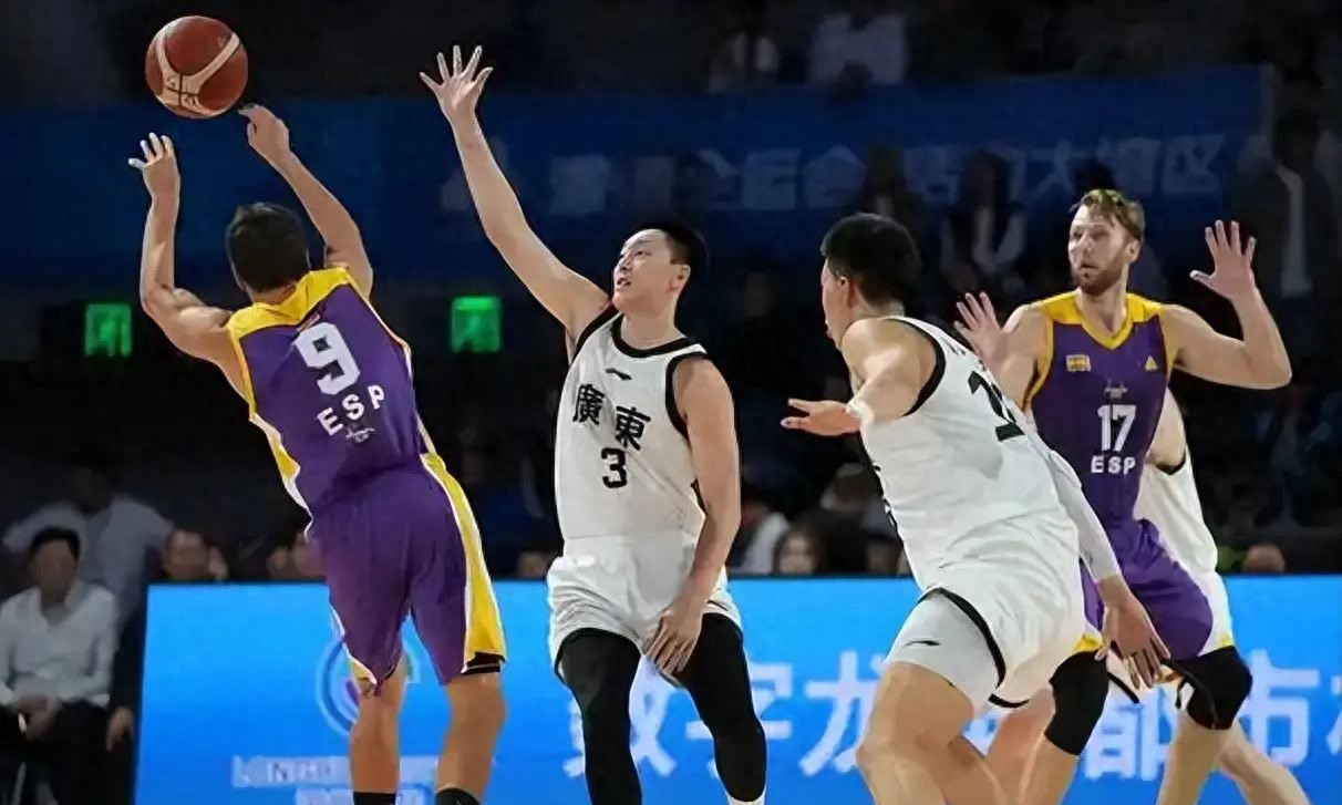 广东男篮输北京，郭艾伦评价太中肯：徐杰爱犯规、胡明轩心态很稳